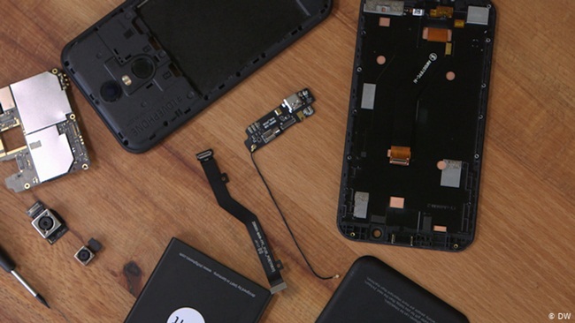 Ước tính một chiếc iPhone có 0,034 gram vàng, 0,34 gram bạc, 0,015 gram paladi và chưa đến 0,001 gram bạch kim, 25 gram nhôm và khoảng 15 gram đồng...