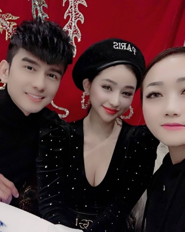 Vợ cũ Hồ Quang Hiếu có nhiều mối quan hệ với nghệ sĩ trong showbiz. Ivy Lê từng nhận được thư mời tham gia một buổi tiệc của gia đình ca sĩ Đan Trường.