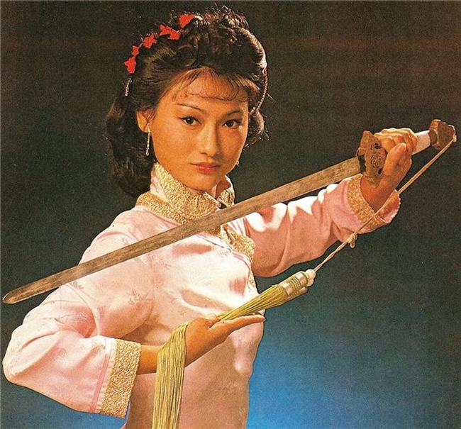 Huệ Anh Hồng là một trong những nữ thần kungfu nổi tiếng màn ảnh Hong Kong. Cô cũng“đả nữ” duy nhất 3 lần đăng quang Ảnh hậu Kim Tượng. Tài năng của Huệ Anh Hồng được Trương Triệt phát hiện và bồi dưỡng. Tuy nhiên, người có công giúp cô vươn tới hình ảnh "đả nữ" là Lương Gia Huy.