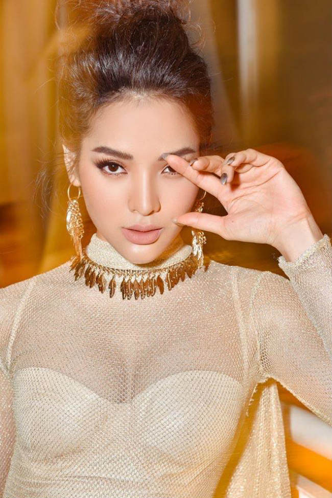 Một trong những item mà cô nàng yêu thích nhất đó chính là xuyên thấu.