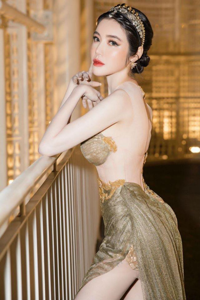 Đặc biệt, với chất liệu mỏng tang khoe được làn da trắng sứ của người mặc.