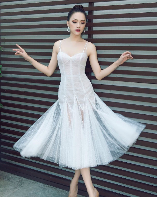 Vũ khí giúp cô tỏa sáng chính là những chiếc đầm xuyên thấu gợi cảm.