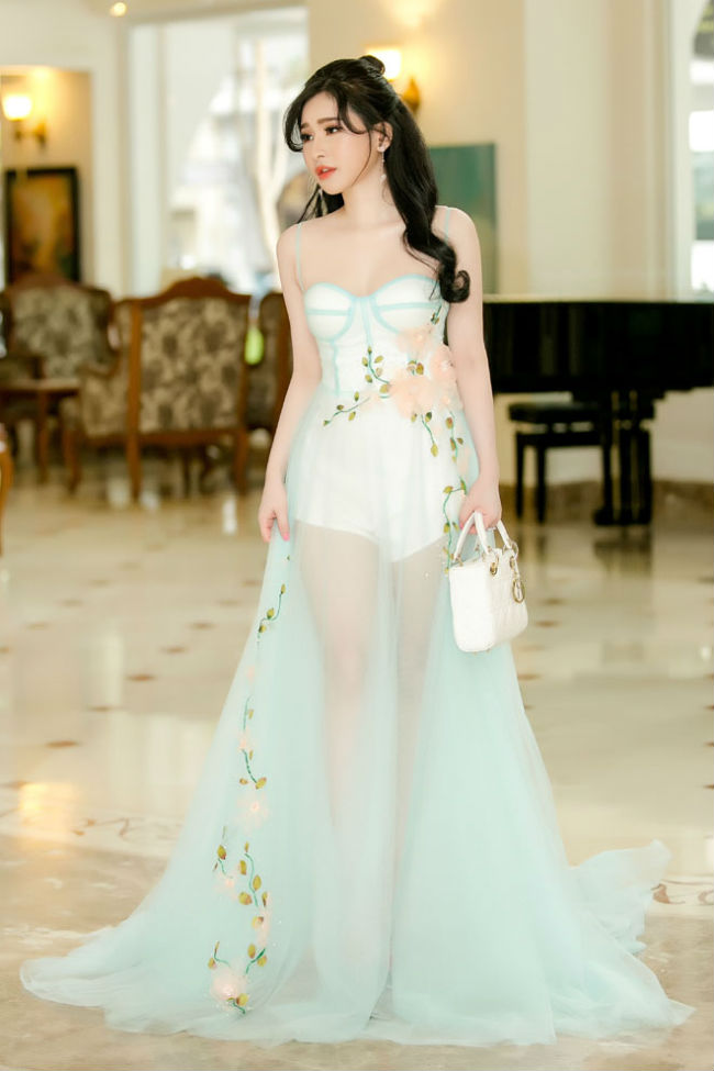 Cô thường trung thành với kiểu váy xuyên thấu táo bạo để tôn hình thể 3 vòng và làn da trắng như bông bưởi.