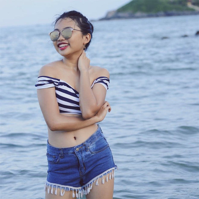 6 năm gia nhập showbiz, “cô bé dân ca” ngày nào đã lớn phổng phao và ra dáng thiếu nữ ở tuổi 16. Phong cách ăn mặc Phương Mỹ Chi bị “săm soi” là