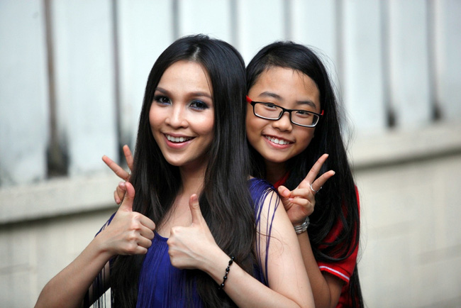 Cô bé với dáng người gầy gò, rụt rè, làn da đen nhẻm đeo kính cận khiến người xem rơi nước mắt khi biểu diễn ca khúc