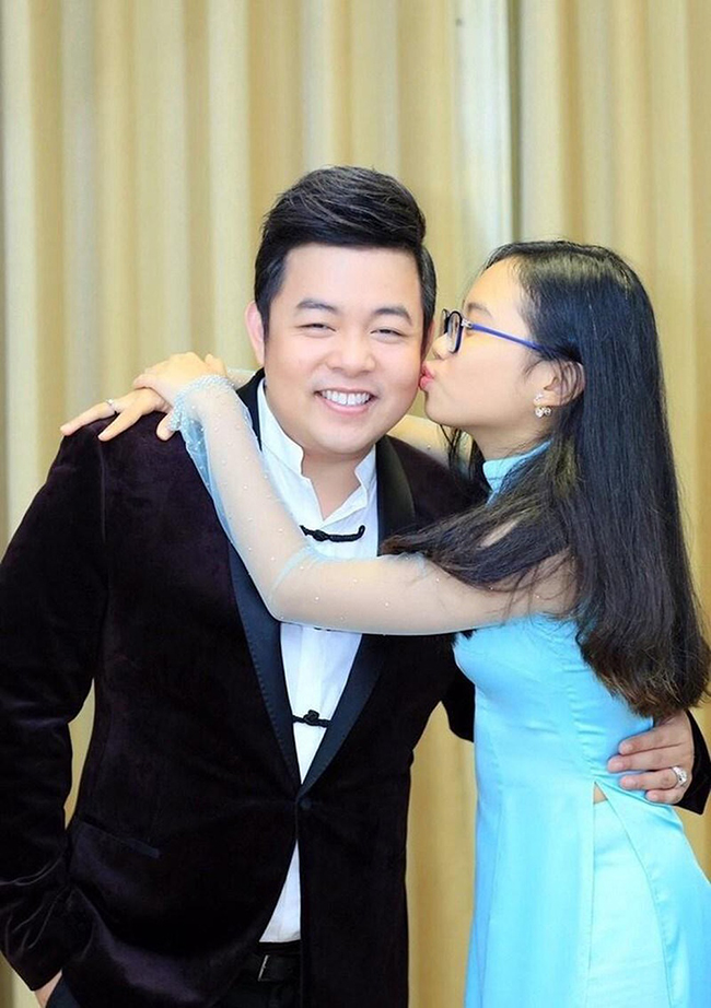 Vừa qua, Phương Mỹ Chi tuyên bố rút khỏi công ty của bố nuôi Quang Lê sau 6 năm gắn bó. Cô cho biết bản thân muốn tự lập để phát triển con đường nghệ thuật trong thời gian tới.