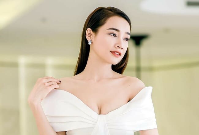 Sau hơn 10 năm, Nhã Phương vẫn kiên trì, nỗ lực khẳng định tên tuổi qua từng vai diễn. Gia tài vai diễn của người đẹp từ điện ảnh đến truyền hình đã lên đến hàng chục phim. Thậm chí có những năm, Nhã Phương có đến 7 bộ phim lên sóng.