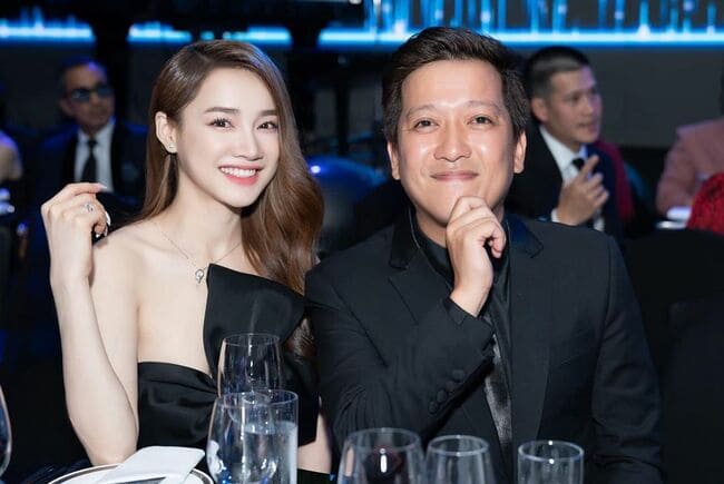 Cặp đôi cũng thường xuyên tay trong tay xuất hiện tại nhiều sự kiện. Có thời điểm cả hai lại vướng tin đồn rạn nứt vì không còn đeo nhẫn cưới, tuy nhiên, tin đồn này cũng sớm bị dập tắt khi Nhã Phương lên tiếng gửi lời ngọt ngào cho ông xã, khẳng định rất hạnh phúc với cuộc sống hiện tại.