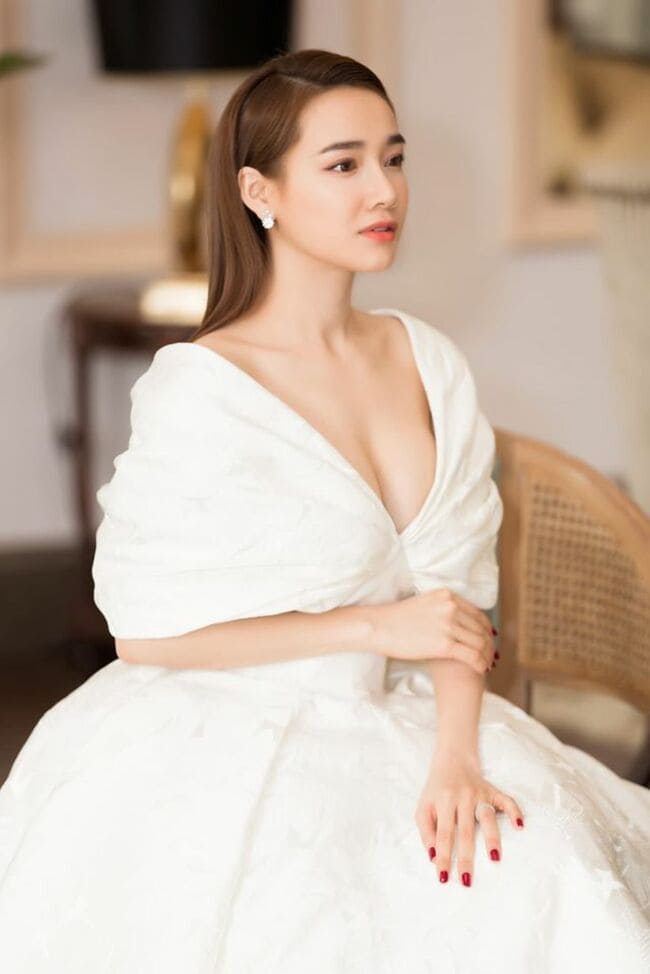 Với cuộc sống gia đình hạnh phúc, được ông xã hậu thuẫn và hết lòng ủng hộ, Nhã Phương đang tận hưởng cuộc sống viên mãn ở tuổi 30. Đặc biệt, trong năm nay, người đẹp cũng hứa hẹn sẽ trở lại màn ảnh với những vai diễn gây bất ngờ cho khán giả.