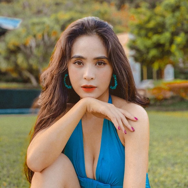 Ca nương Kiều Anh cũng nhanh chóng gia nhập đường đua mỹ nhân diện áo tắm gợi cảm đầu xuân Canh Tý. Dù đã trải qua sinh nở nhưng cô vẫn khiến bao người ghen tị với vóc dáng hiện tại của mình.