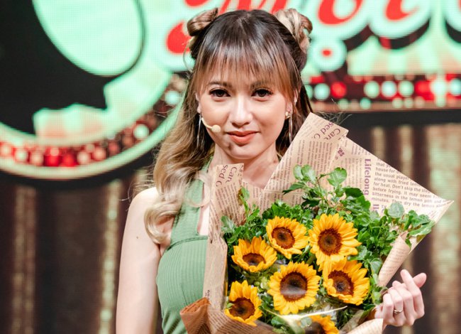 Gần đây, Xuân Nghi cũng xuất hiện trong một số chương trình truyền hình. Cô phủ nhận tin đồn bất hoà với giọng ca “Con con bé bé” và khẳng định không có sự đố kỵ như mọi người đồn đoán.