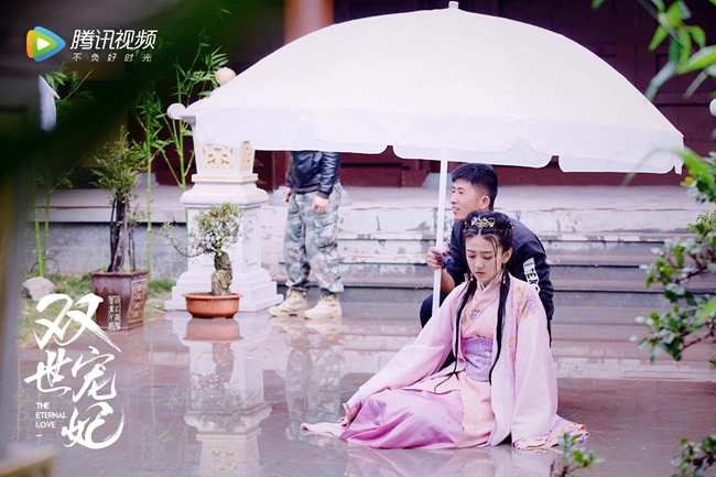 Vì quay phim "Song thế sủng phi" trong mùa đông, lại diễn cảnh quỳ dưới mưa, nữ diễn viên Lương Khiết chịu nhiều vất vả. Lo sợ cô bị cảm lạnh, trong lúc ngừng diễn, một nhân viên hậu trường phải cầm tán ô rộng, che cho cô.