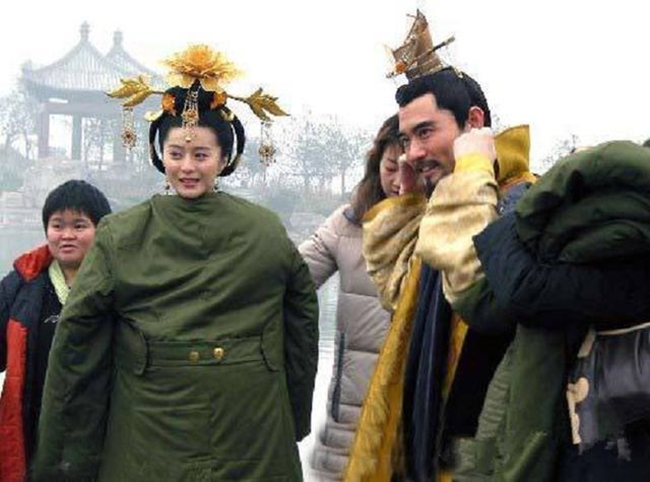 Phạm Băng Băng sử dụng áo khoác loại dầy kiểu cũ nhưng có tác dụng giữ ấm tốt cho cơ thể khi quay