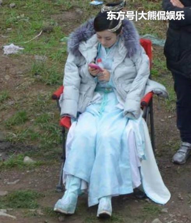 Ở hậu trường, tiểu hoa đán họ Triệu khoác thêm chiếc áo khổng lồ để giữ ấm.