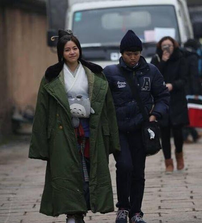 Trần Nghiên Hy sử dụng áo khoác dầy khi tới phim trường "Tần thời minh nguyệt".