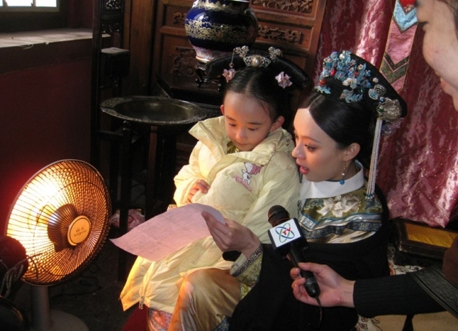Tôn Lệ ôm sao nhí cùng đọc kịch bản để giúp cô bé giữ ấm.
