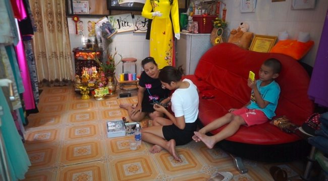 Trong vài năm nay, nữ diễn viên phải mở tiệm may áo dài ở Sài Gòn vì cuộc sống bấp bênh. “Bây giờ, nghề may cũng đem lại thu nhập cho tôi bên cạnh phim ảnh. Tôi không ngại chia sẻ điều này bởi xuất thân của tôi là thợ may” – Kiều Trinh chia sẻ.