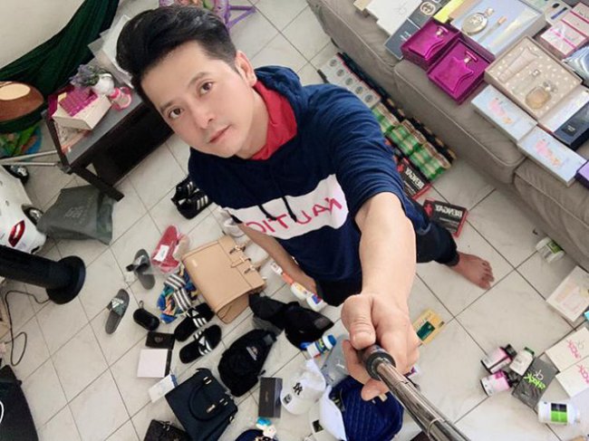 Về phần Hoàng Anh, không theo đuổi nghề diễn, nam diễn viên bán hàng online để kiếm thêm thu nhập trong thời gian ở Mỹ.