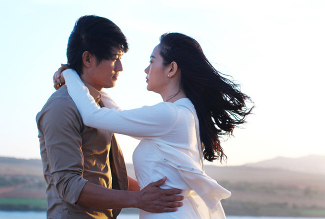 Chưa dừng ở đó, Minh Hằng tiết lộ cô phải uống 5 lon bia mới đủ dũng khí đóng cảnh nóng.