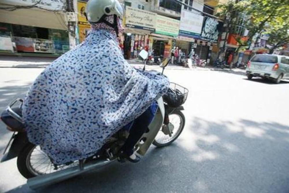 Ăn mặc rườm rà đi xe đạp, xe máy nhiều cô gái rơi vào tình huống nguy hiểm - 8