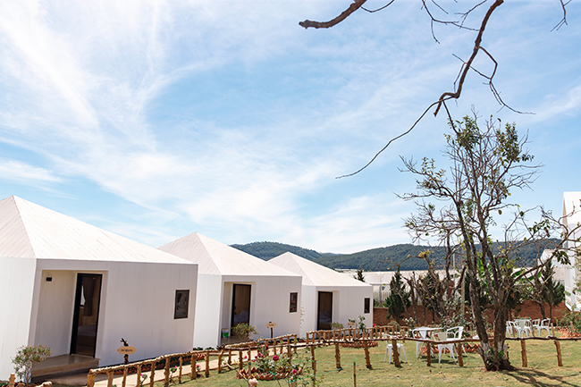 Mỗi villa đều có vườn riêng, phòng chờ và nhà hàng bên trong. Kèm theo đó là bãi đậu xe và siêu thị 24/24. Là người kinh doanh cô không tiết lộ về số tiền đầu tư, nhưng giá trị của nó có thể được đánh giá qua tiện ích khi sử dụng.