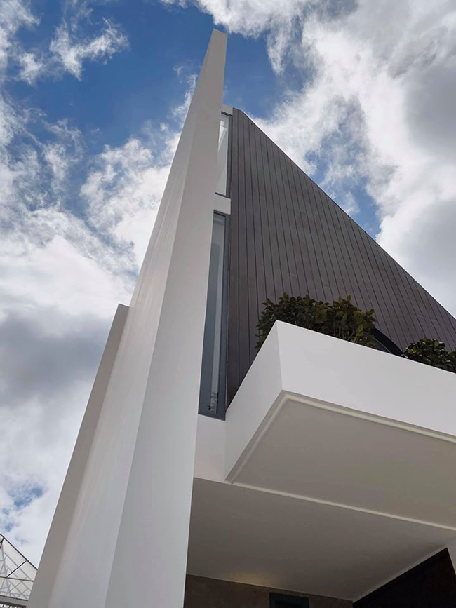 Bên ngoài, biệt thự có thiết kế lạ mắt với những hình khối chồng lên nhau.