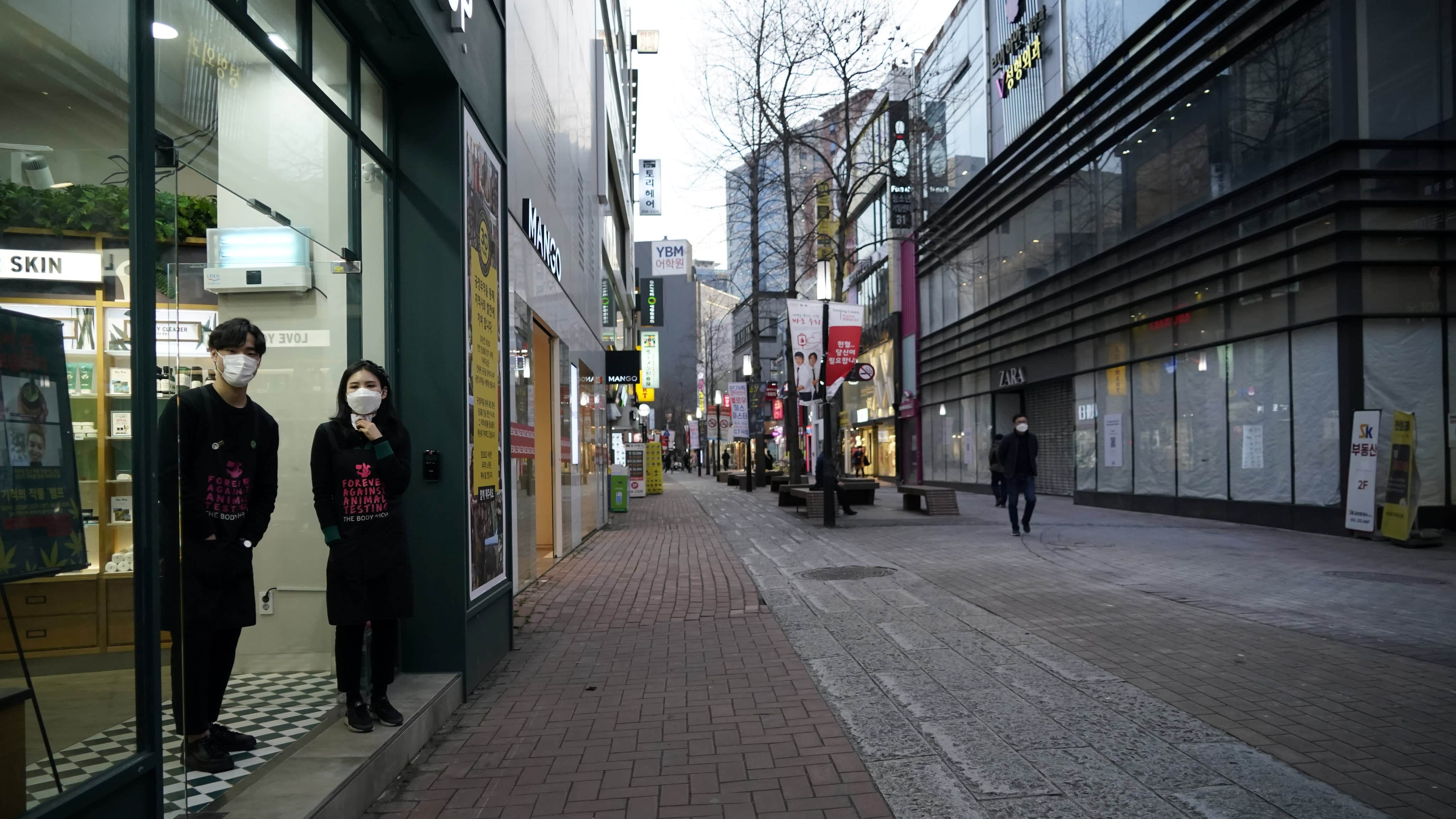 Hết Trung Quốc, các thành phố giàu có Nhật Bản cũng thành “thị trấn ma” vì corona - 3