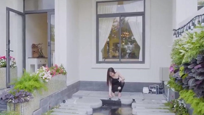 Bên ngoài căn nhà, một hồ cá nhỏ được thiết kế ngay gần lối đi.