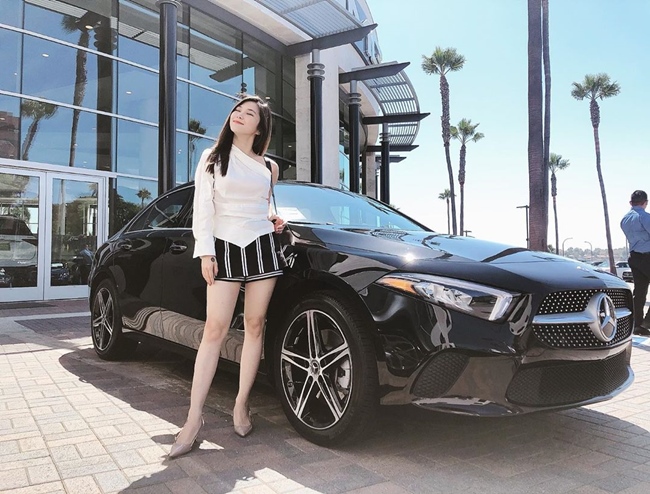 Ở Mỹ, Hương Tràm chia sẻ ảnh chụp bên xế hộp&nbsp; mới tậu kèm dòng chú thích: “Như thế này có nghĩa là đã đậu bằng lái ạ”. Cô cũng tiết lộ mua xe để phục vụ cho việc chủ động di chuyển khi đến trường. Dù không chú thích gì thêm, nhiều khán giả vẫn nhận ra đây là mẫu xe hơi đời mới của Mercedes, được bán với giá niêm yết khoảng 4 tỷ đồng.