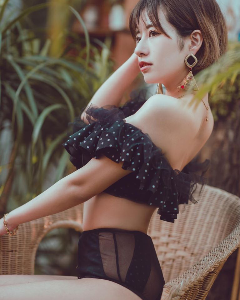 Cô gái Nhật Bản gây sốc vì cởi áo khoe đồ lót khi phỏng vấn trên truyền hình - 6