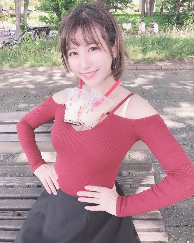 Cô gái Nhật Bản gây sốc vì cởi áo khoe đồ lót khi phỏng vấn trên truyền hình - 5