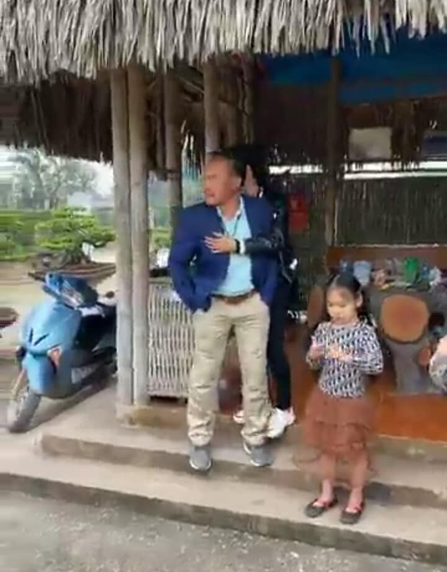 Trong giờ phút chia tay “đứa con” của mình, ông Mười bật khóc vì tác phẩm đã theo ông rất nhiều năm, nay phải chia tay đầy nuối tiếc