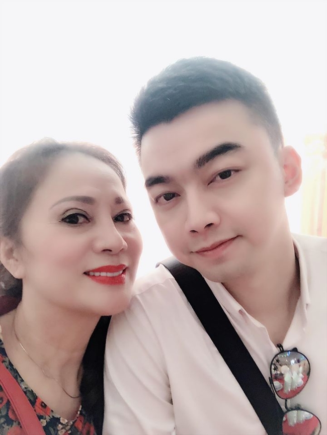 NSƯT Hương Dung là nữ diễn viên gạo cội trong làng điện ảnh Việt Nam. Những vai diễn của cô thường là những nhân vật chanh chua, đanh đá, ghê gớm, mưu mô; tuy vậy nhờ lối diễn sắc sảo thông minh cô đã gây ấn tượng mạnh mẽ với khán giả qua các vai diễn trong phim như: