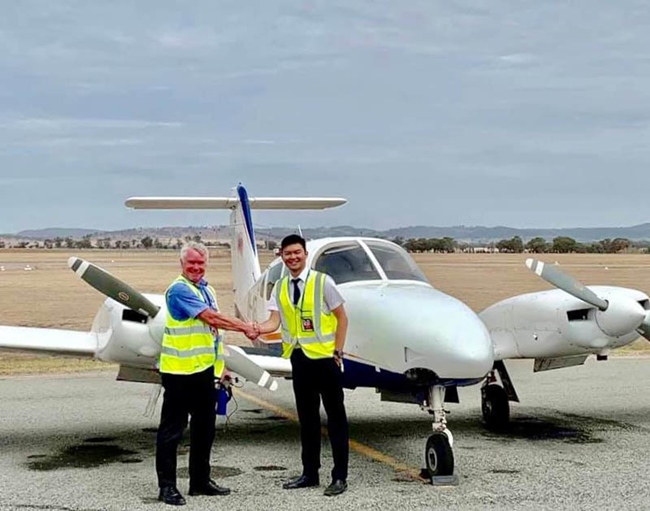 Ngày 3.3 vừa qua, bà xã HLV Lê Huỳnh Đức chia sẻ niềm vui khi con trai lớn là Lê Hồng Phúc sắp trở thành phi công.