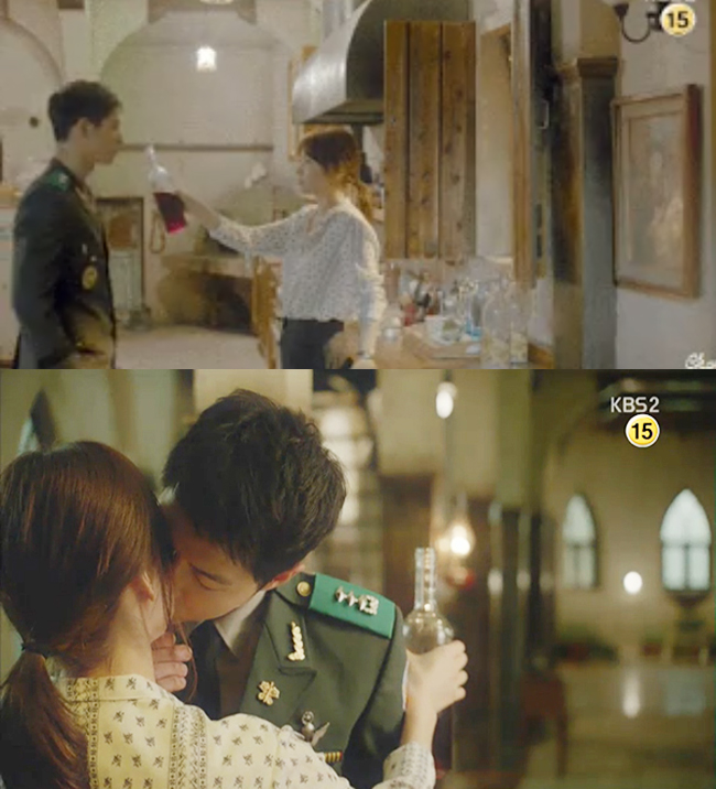 Sau khi Shi Jin (Song Joong Ki) hôn Mo Yeon (Song Hye Kyo), cô đã cố gắng từ chối nụ hôn của anh. Thế nhưng Shi Jin vẫn tiến tới và định... hôn cô lần nữa. Lúc này, Mo Yeon đẩy Shi Jin ra và bối rối chạy đi (không quên mang theo... chai rượu).