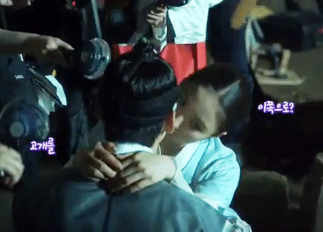 Ở hậu trường, Shin Se Kyung có chút gượng gạo khi phải chủ động hôn bạn diễn nam. Tuy nhiên, cô vẫn cố gắng thể hiện sự chuyên nghiệp và tìm mọi góc quay sao cho đẹp nhất.