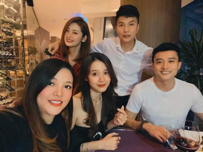 Cặp đôi cũng bị để lộ nhiều bằng chứng hẹn hò bí mật, đi ăn tối, thường xuyên xuất hiện cùng nhau, ủng hộ nhau khi một trong hai có sản phẩm, dự án mới... điều này càng khiến fan thêm hoài nghi về mối quan hệ. Tuy nhiên cả Quốc Trường và Midu đều lên tiếng phủ nhận, cho rằng chỉ dừng lại ở tình cảm bạn bè, đồng nghiệp.