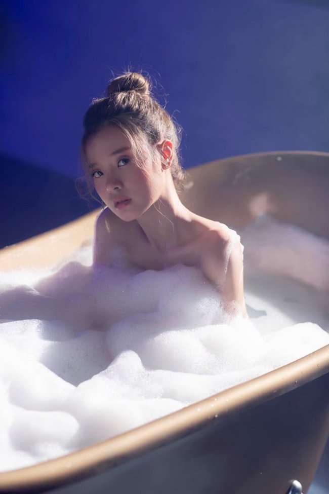 Trong MV được ra mắt cách đây không lâu, Midu lại khiến người hâm mộ không khỏi bất ngờ với hình ảnh bán nude táo bạo trong bồn tắm.