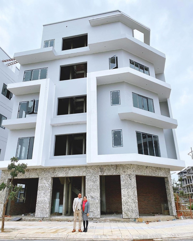 Cách đây không lâu, Hòa Minzy đăng tải trên trang Instagram hình ảnh về căn biệt thự 5 tầng tọa lạc tại vị trí đắc địa. Đây là căn nhà cô tích lũy tiền để mua tặng bố mẹ. Để có được một căn nhà như vậy, số tiền bỏ ra phải tới cả chục tỷ đồng.