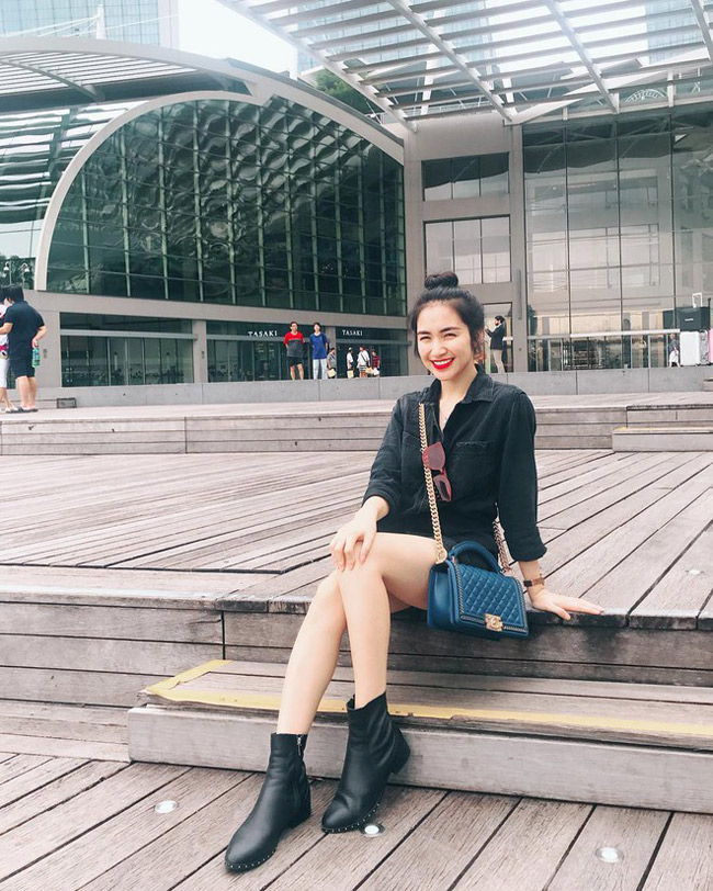 Mẫu túi xách Chanel Boy huyền thoại này có giá khoảng 100 triệu đồng.