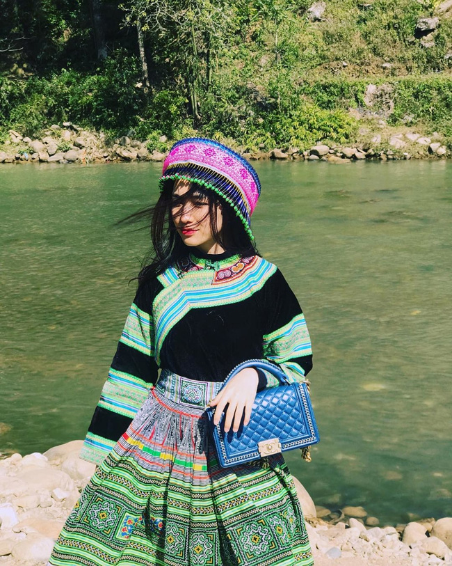 Khi đóng vai cô gái dân tộc trong MV, Hòa Minzy vẫn chơi trội với túi xách hàng hiệu.