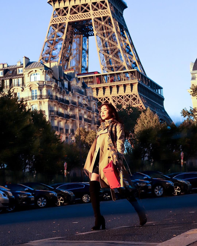 Trong lần sang Pháp, Hòa Minzy còn khoe khéo chiếc túi có giá gần nửa tỷ đồng.