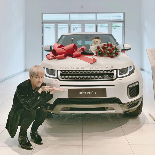 Bắt đầu đi hát từ sau khi tham gia Giọng hát Việt 2015 nhưng phải nói rằng, từ lúc phẫu thuật thẩm mỹ, Đức Phúc đã tạo cho mình thêm nhiều cơ hội để kiếm thêm thu nhập.