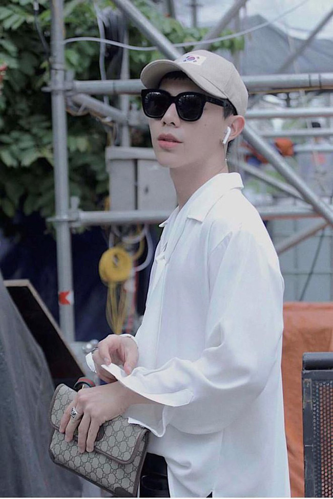 Erik cũng chuộng những mẫu thời trang thời thượng từ MV cho đến đời sống.