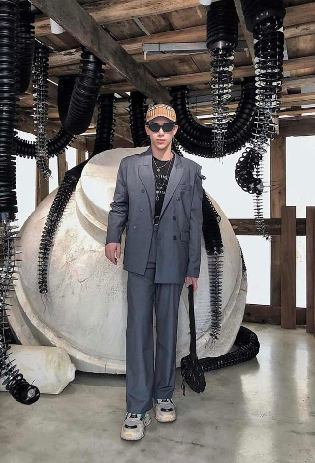 Set đồ toàn hàng hiệu từ nhà mốt Balenciaga với túi khoảng 650 USD, đôi sneakers 950 USD cùng kính mắt mèo thời thượng và mũ lưỡi trai khiến Erik như một fashionisto (quý ông thời trang).