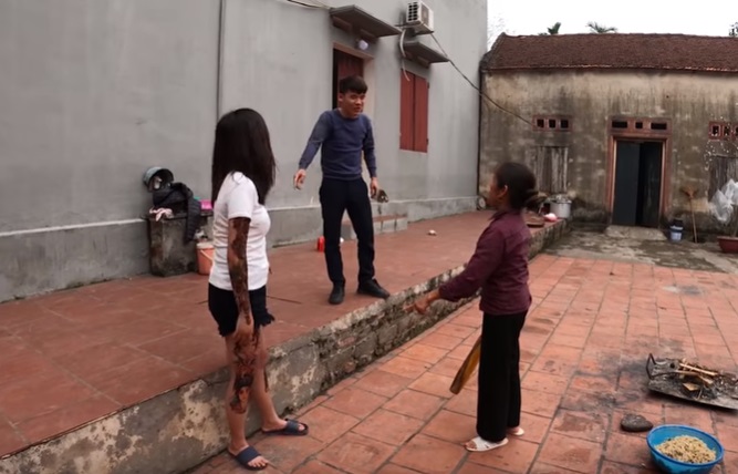 Con gái bà Tân xăm mình