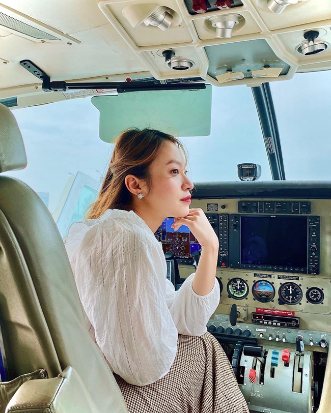 Ngoài công việc chính là MC, Khánh Vy là KOL khá nổi tiếng cho nhiều nhãn hàng. Cô thường xuyên xuất hiện ở các sự kiện, là mẫu ảnh thời trang, đại sứ du lịch.