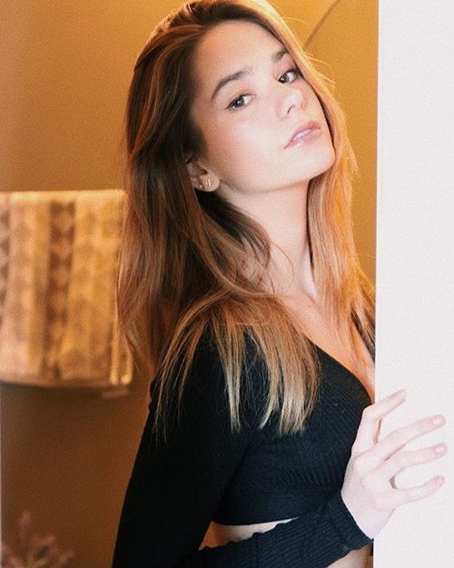 Cô bé 15 tuổi kế vị