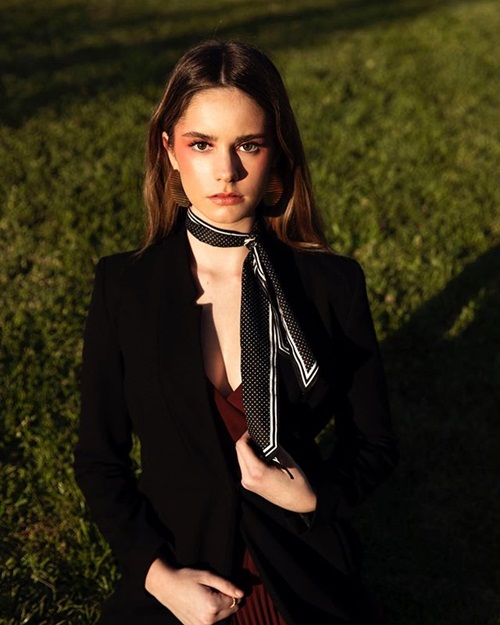 Cô bé 15 tuổi kế vị