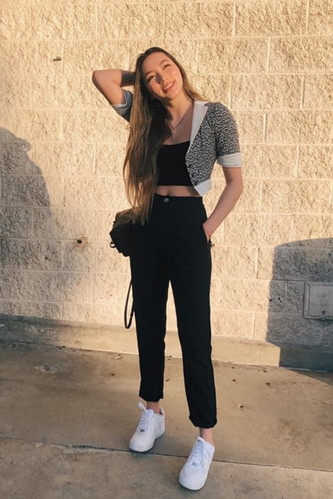 Cô không chuộng đồ hiệu mà ăn vận giản dị đúng lứa tuổi.